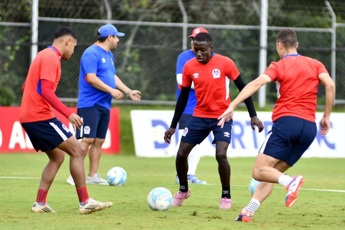 Dos ausencias importantes y el nuevo fichaje que luce el Olimpia: así se vivió el entreno del León en el CAR