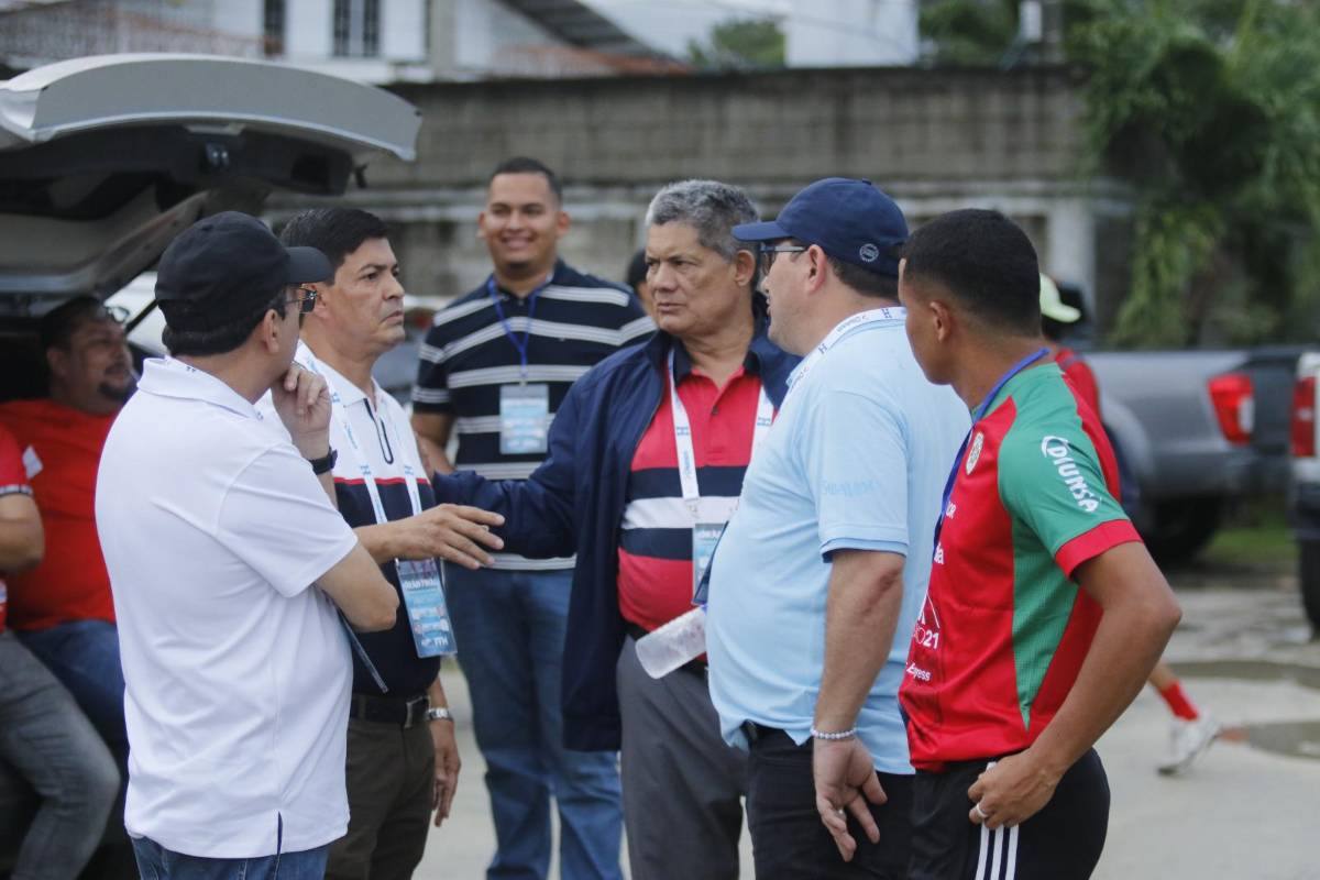 Ambientazo en el estadio Rubén Deras, hermosas jóvenes y ni la lluvia detiene la gran final del ascenso de Honduras entre CD Choloma y Platense
