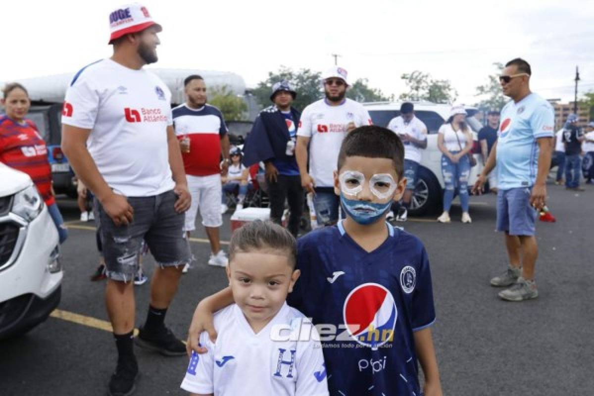 ¡Belleza y colorido! Ambientazo catracho en las afueras del Red Bull Arena para el Olimpia vs. Motagua