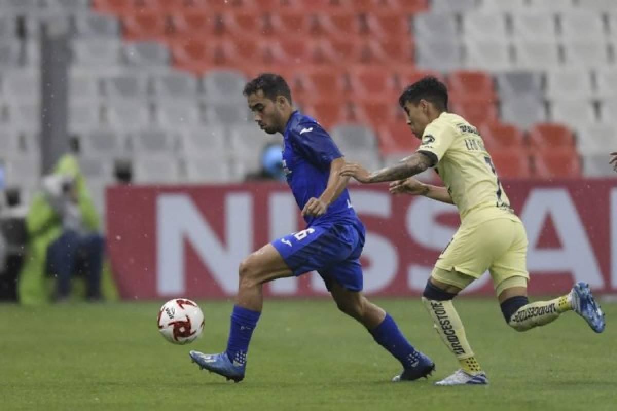 Cruz Azul´s defender Adrian Aldrete (L) controls the ball under the mark America's Argentinian midfielder Leonardo Suarez during the Mexican Clausura football tournament match at the Azteca stadium in Mexico City, on March 15, 2020. - The match is played without public as a preventive measure in the face of the global COVID-19 coronavirus pandemic. (Photo by PEDRO PARDO / AFP)