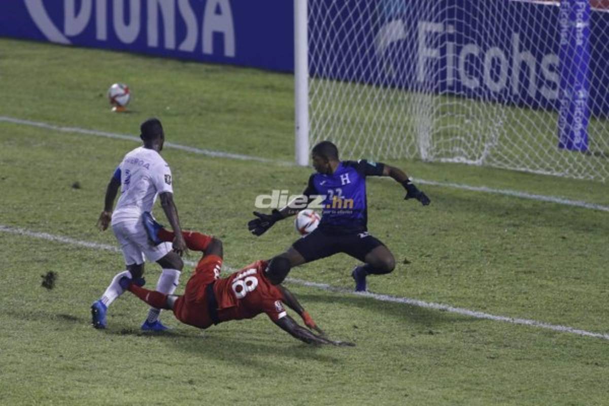 Las impactantes y desgarradoras fotos de los futbolistas de Honduras en el Olímpico y el júbilo de los panameños
