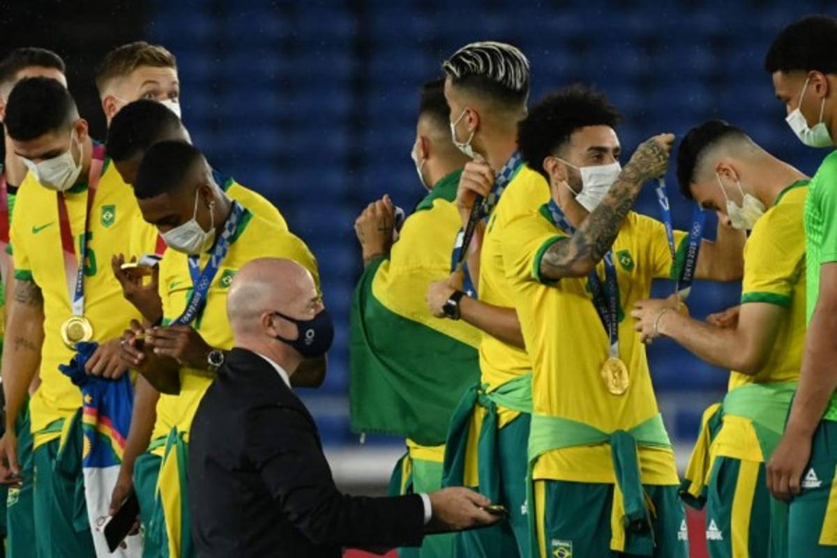 No se vio en TV: La emotiva imagen de Dani Alves, el llanto de los españoles y el festejo de Brasil