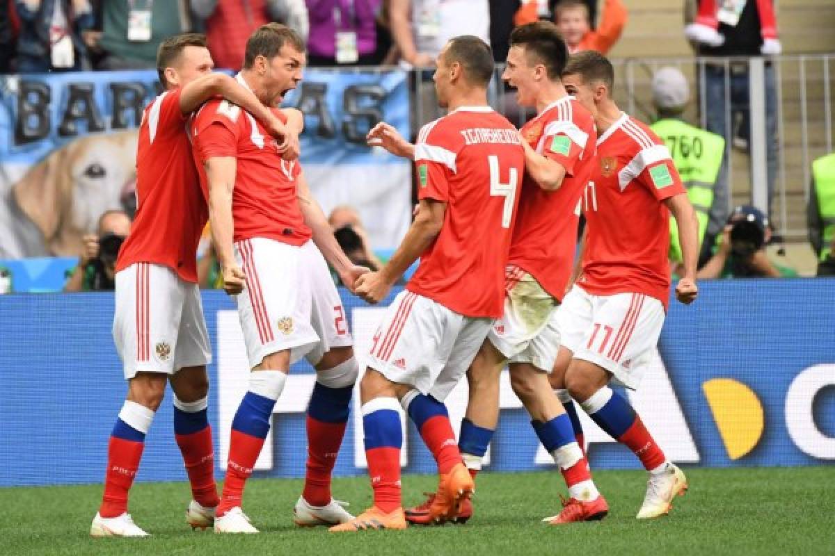 Russia's forward Artem Dzyuba (2ndL) celebrates with teammates after scoring their third goal during the Russia 2018 World Cup Group A football match between Russia and Saudi Arabia at the Luzhniki Stadium in Moscow on June 14, 2018. / AFP PHOTO / Kirill KUDRYAVTSEV / RESTRICTED TO EDITORIAL USE - NO MOBILE PUSH ALERTS/DOWNLOADS