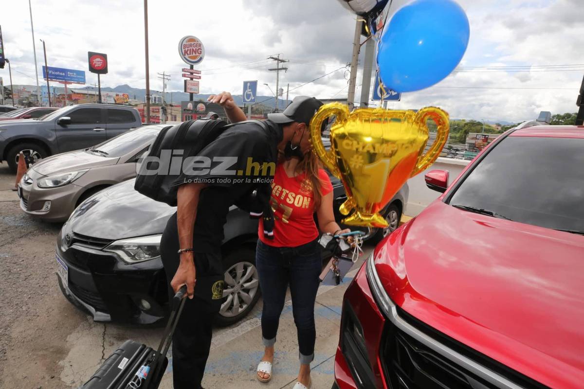 La llegada triunfal del campeón Olimpia a Honduras: La locura del ‘Patón’, el recibimiento a Bengtson y ¿quién bajó la copa?