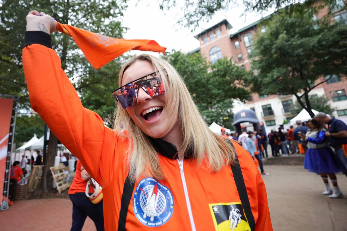 ¡Astros Campeones! Así se vivió el sexto juego de la Serie Mundial, Mauricio Dubón celebró con la bandera de Honduras