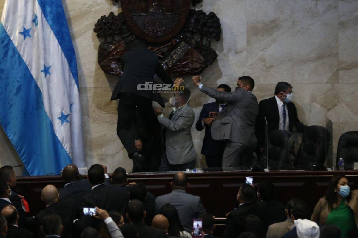 Las fotos del zafarrancho: Patadas y manotazos en el Congreso Nacional; exfutbolista Osman Chávez impuso respeto