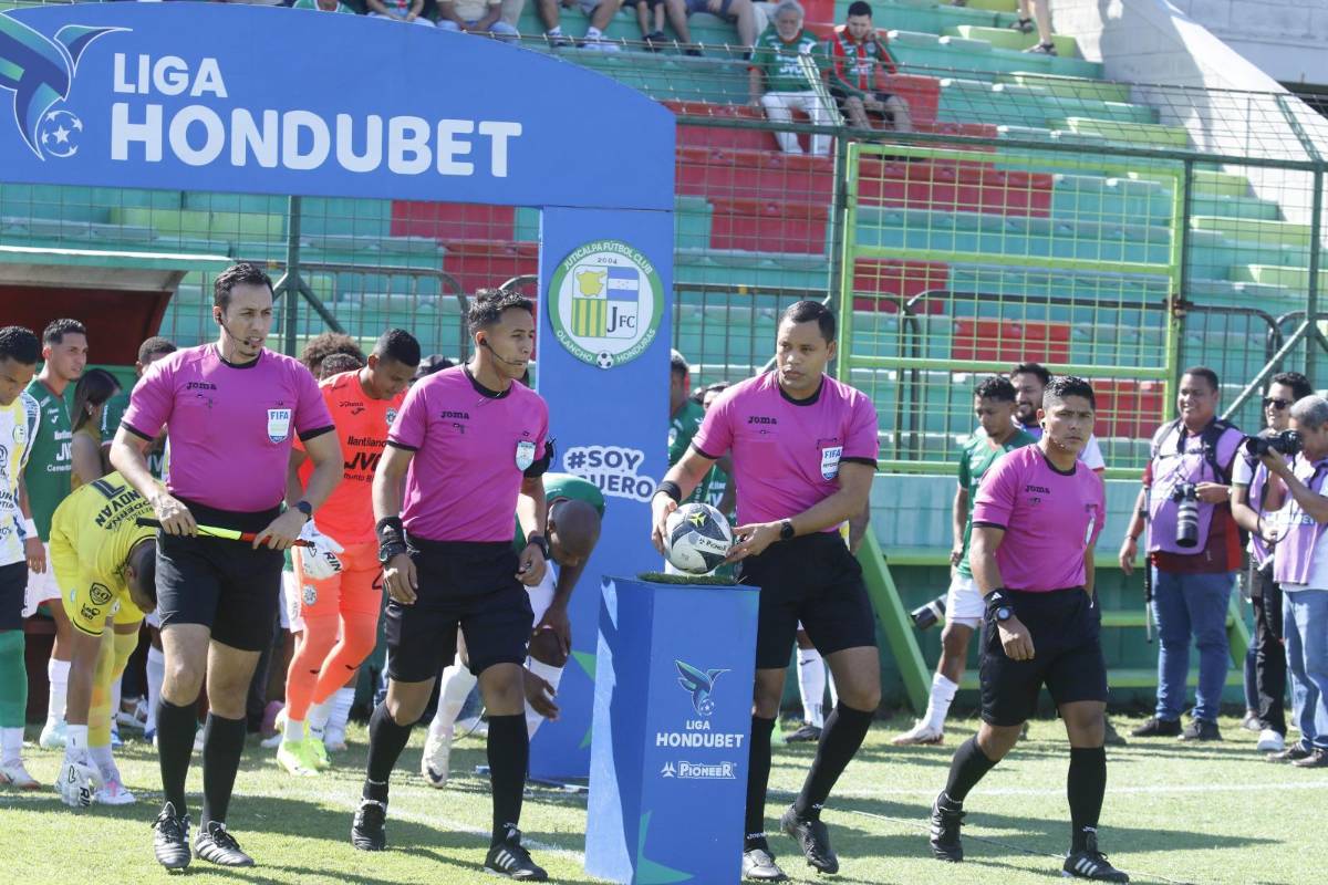 Ovación al Chelito Martínez, algarabía con Anangonó y felicidad de Keosseián ¿Quiénes son las hermosas edecanes?