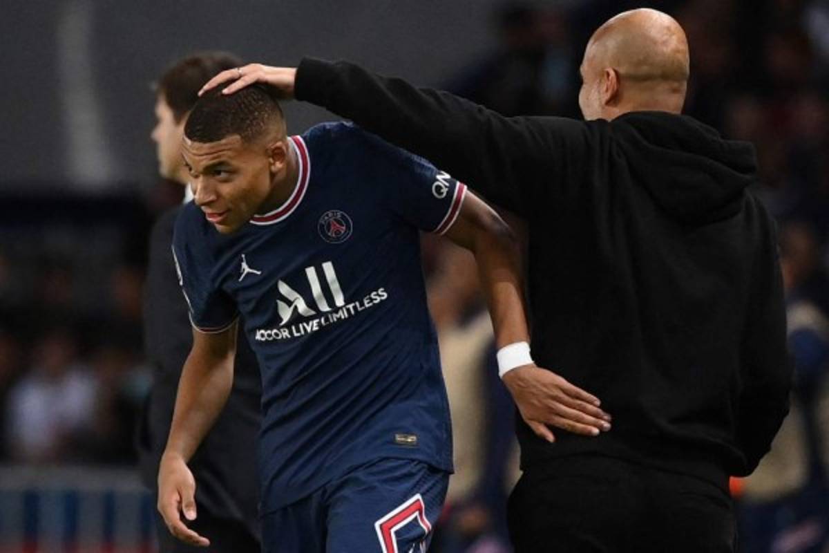 Tumbado en la barrera: las insólitas imágenes de Messi en el triunfazo del PSG sobre el Manchester City