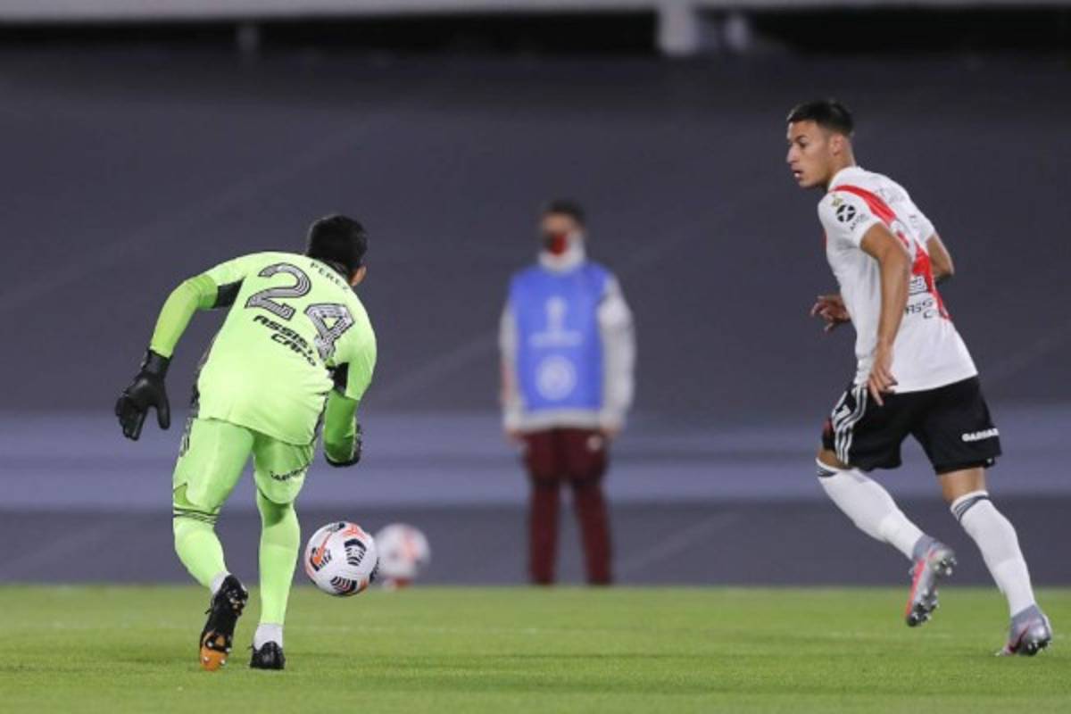 Las insólitas imágenes de Enzo Pérez jugando de portero con River Plate ¡y lesionado!