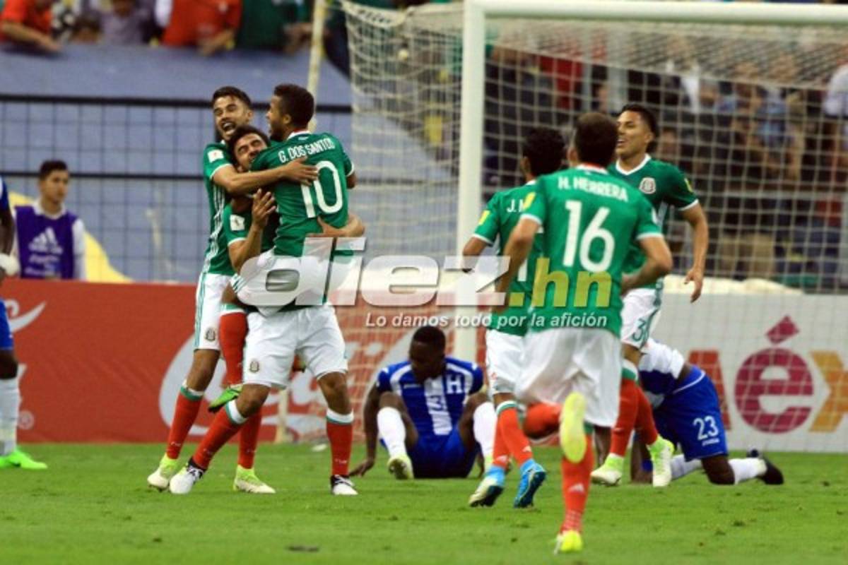 Mientras unos jugadores de Honduras sufrían, otro cambiaba camisa