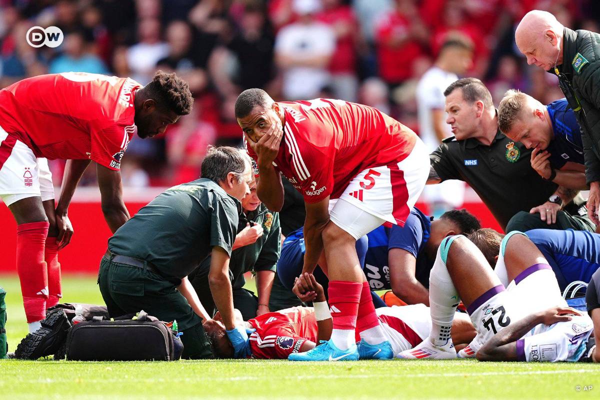 Durísimas imágenes: la escalofriante lesión de Danilo en la Premier League; tuvieron que cubrirlo con una lona