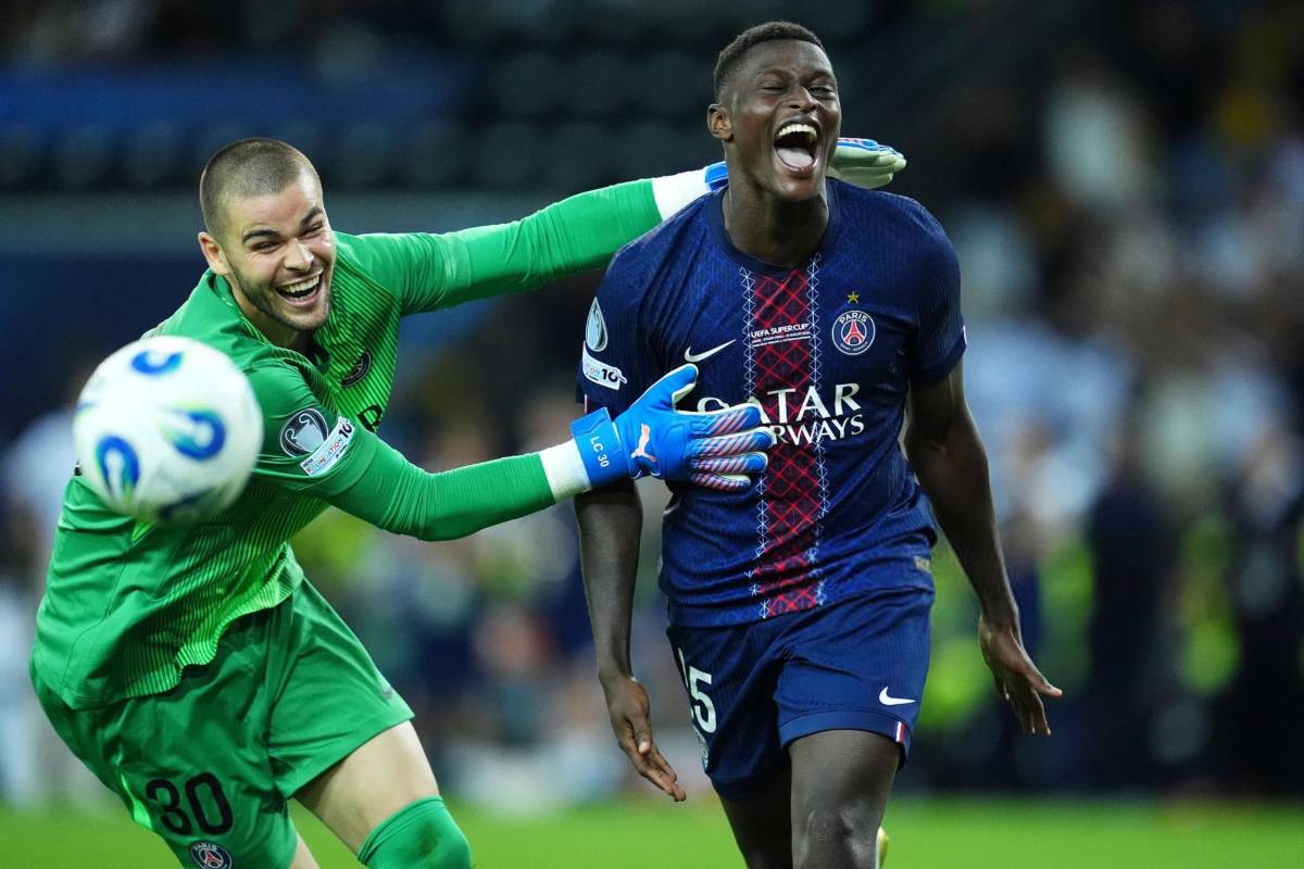El nuevo portero del PSG pasó de villano a héroe y así festejó Luis Enrique tras ganar la Supercopa; el Balón de Oro ya tiene dueño