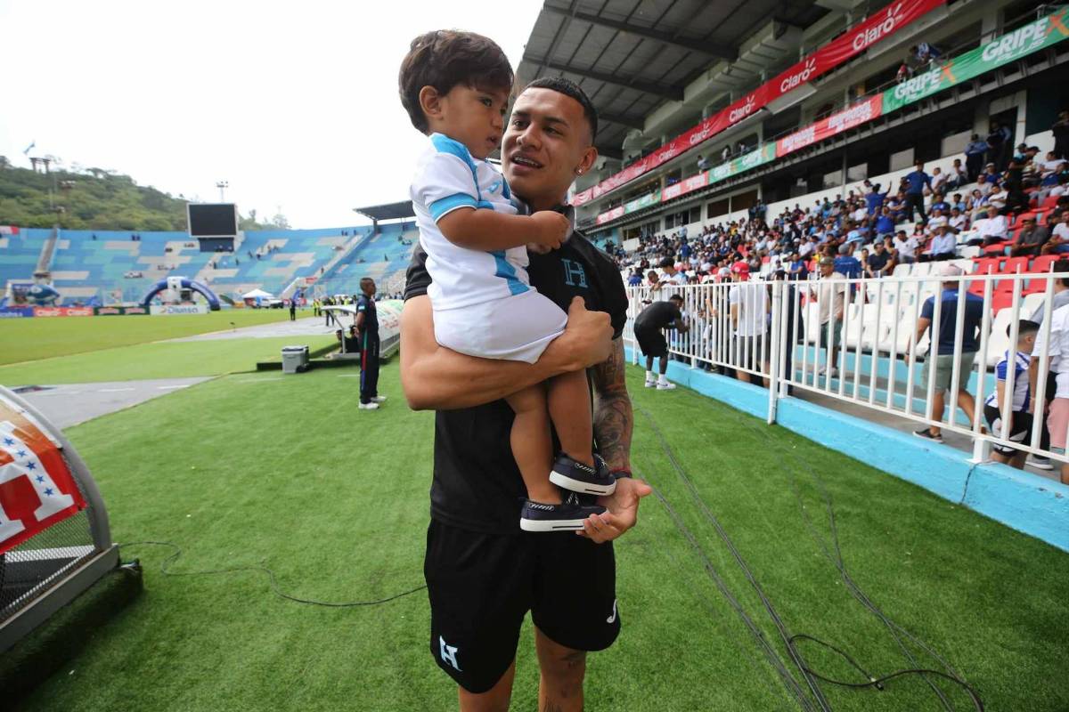 Derroche de belleza, ambientazo y el gesto de los jugadores de Honduras previo a medirse a Cuba en el Estadio Nacional