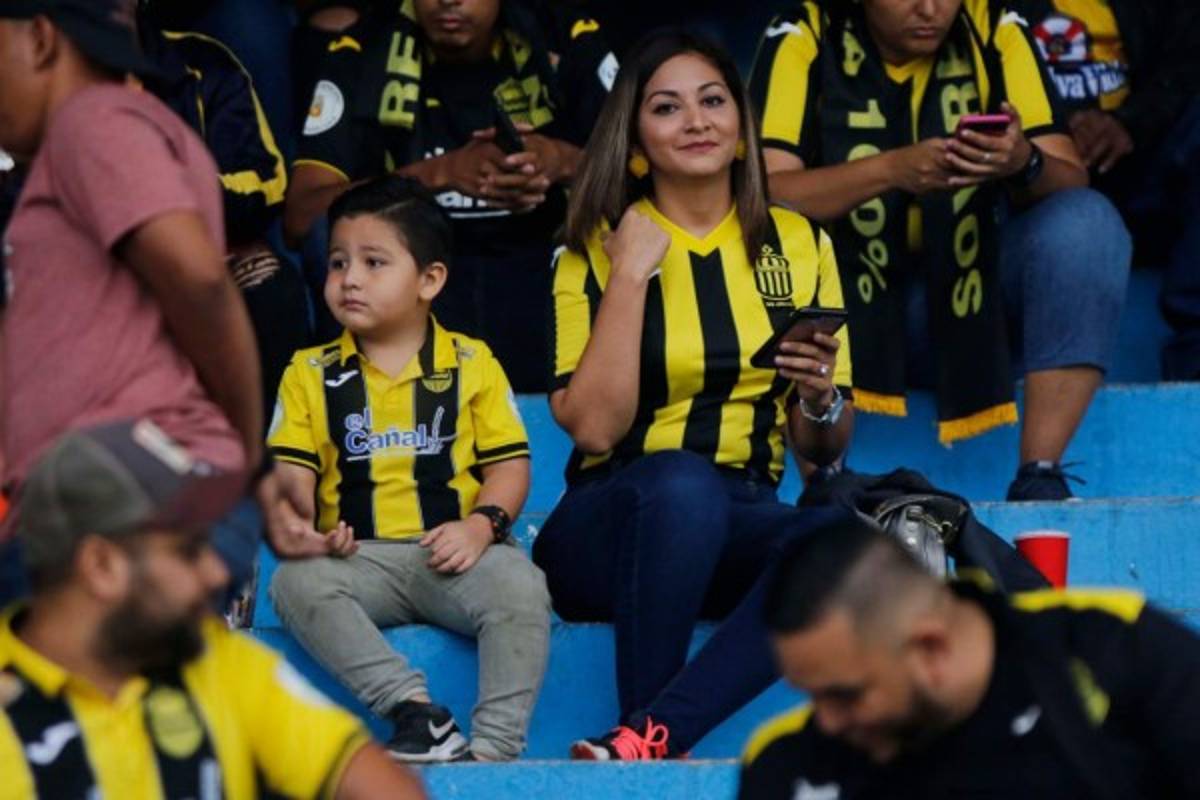 ¡Lindas! El Morazán se iluminó con tanta belleza para el Real España-Motagua