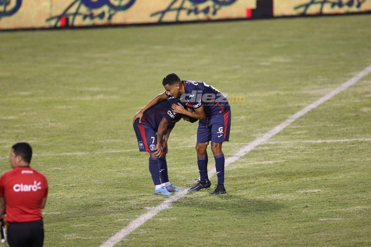 Violencia en las graderías, el extraño look de jugador de Motagua y el cordial saludo entre la Tota y Lavallén