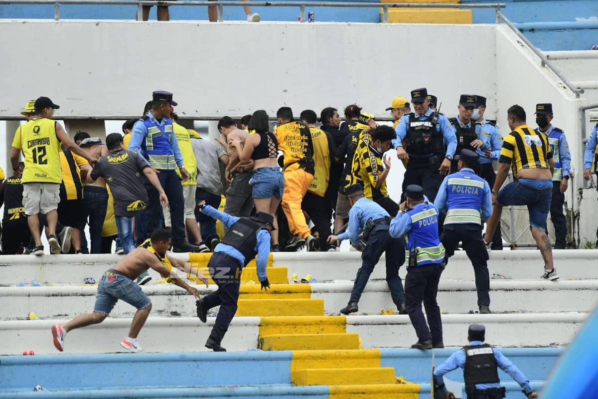 Vergonzosas imágenes: Así fueron los actos vandálicos de los aficionados del Real España en el estadio Olímpico tras perder la final