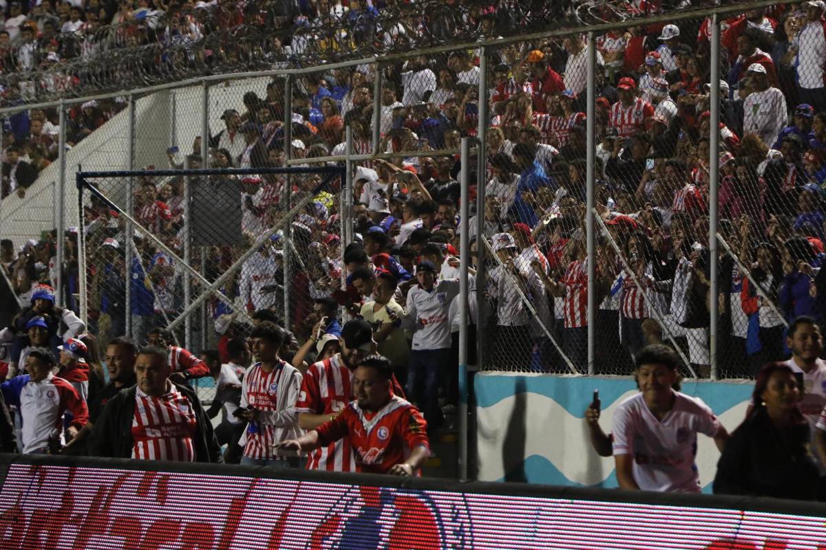 FOTOS: El que se robó el show en el festejo de Olimpia, el beso de Beckeles, legionarios presentes e invasión de cancha