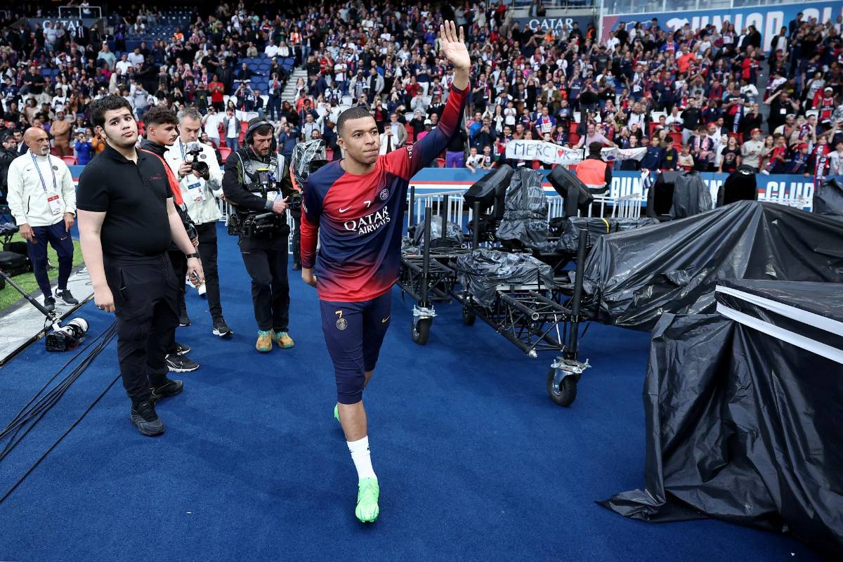 Mbappé y su amargo despido del Parque de los Príncipes: El gran gesto con Keylor, la foto que recorre el mundo y el tifo del PSG
