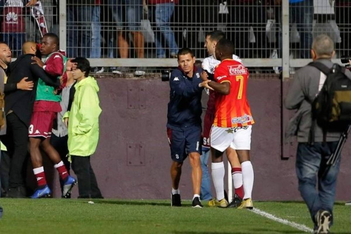 ¡Bochorno! Saprissa-Herediano terminó entre golpes, empujones e insultos