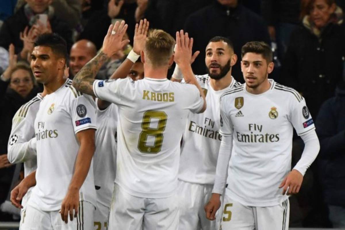 Real Madrid's French forward Karim Benzema (2R) celebrates with teammates after scoring during the UEFA Champions League Group A football match between Real Madrid and Galatasaray at the Santiago Bernabeu stadium in Madrid, on November 6, 2019. (Photo by GABRIEL BOUYS / AFP)