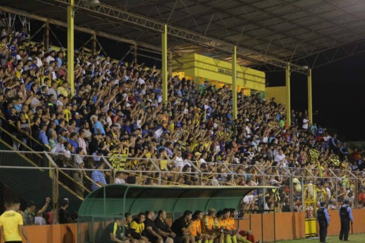 ¡NO SE VIO EN TV! El llenazo en El Progreso y el curioso festejo del' Chino'