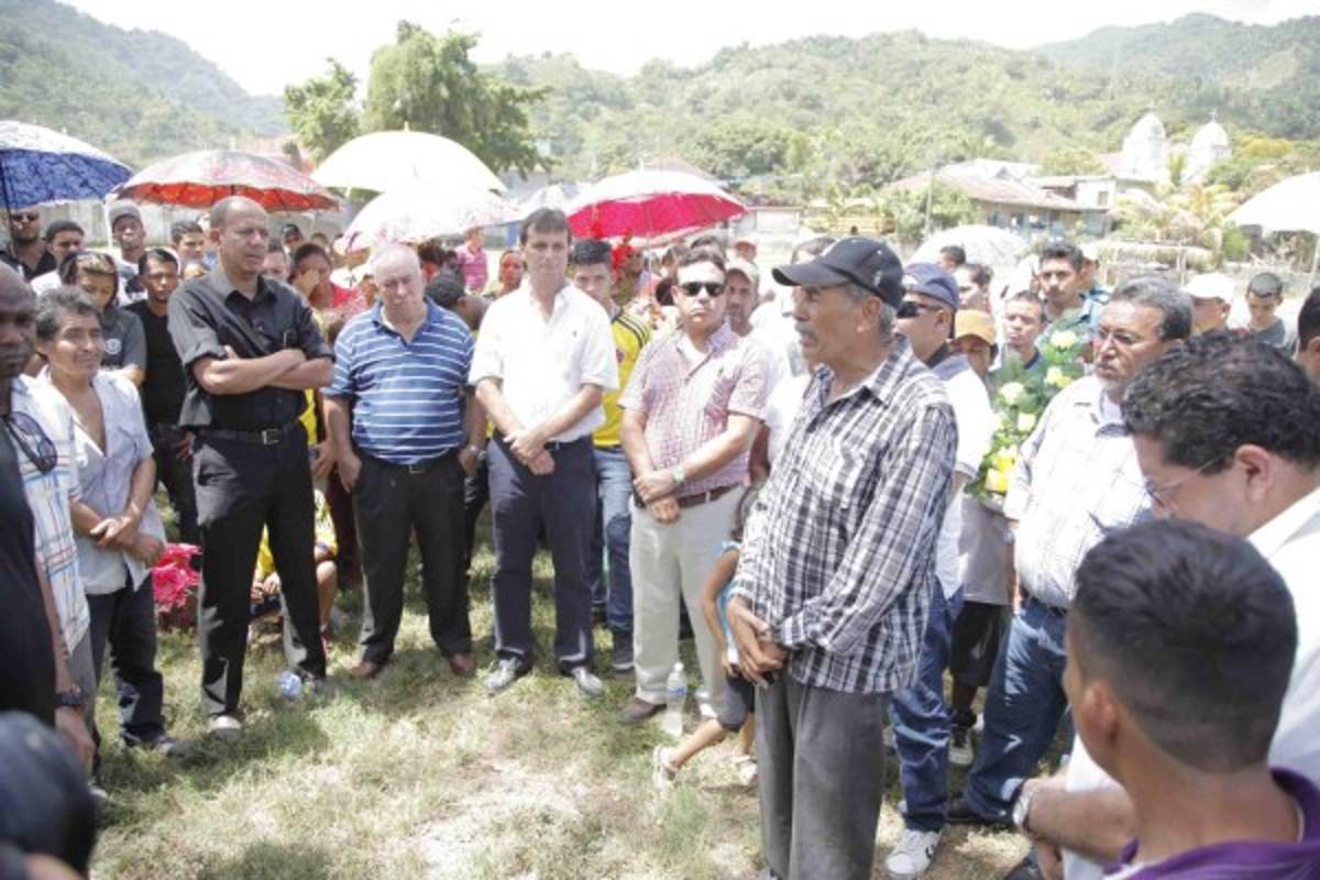 Multitudinario adiós a Enrique Reneau en su natal Jutiapa