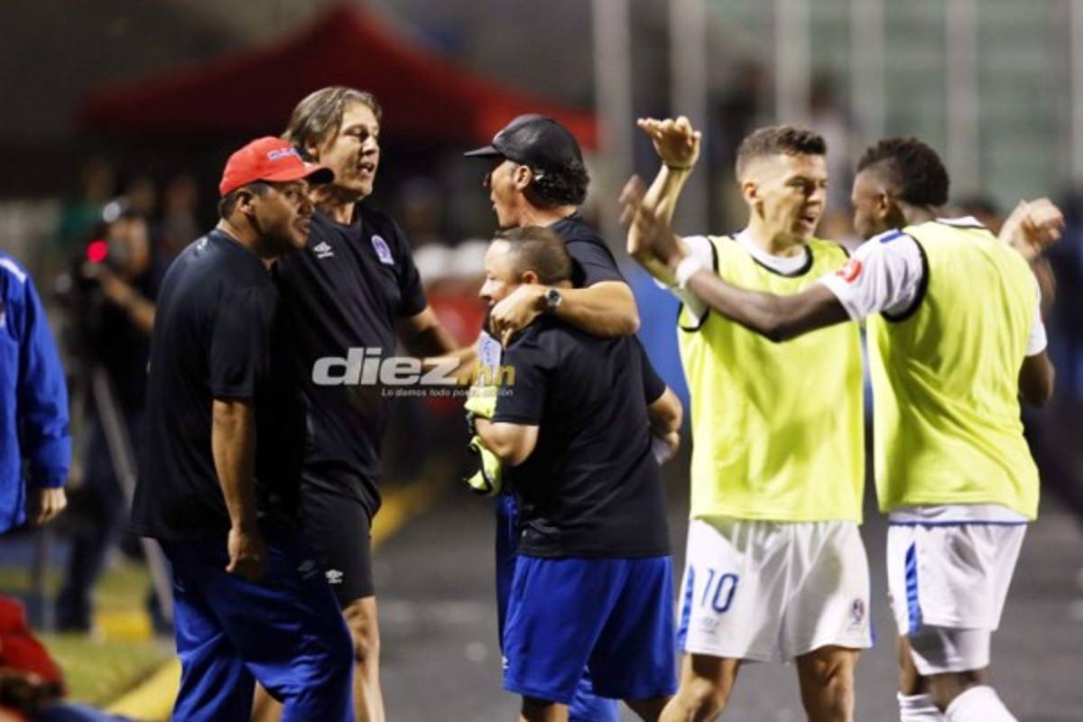En fotos: Así vivió Pedro Troglio su primer juego dirigiendo al Olimpia