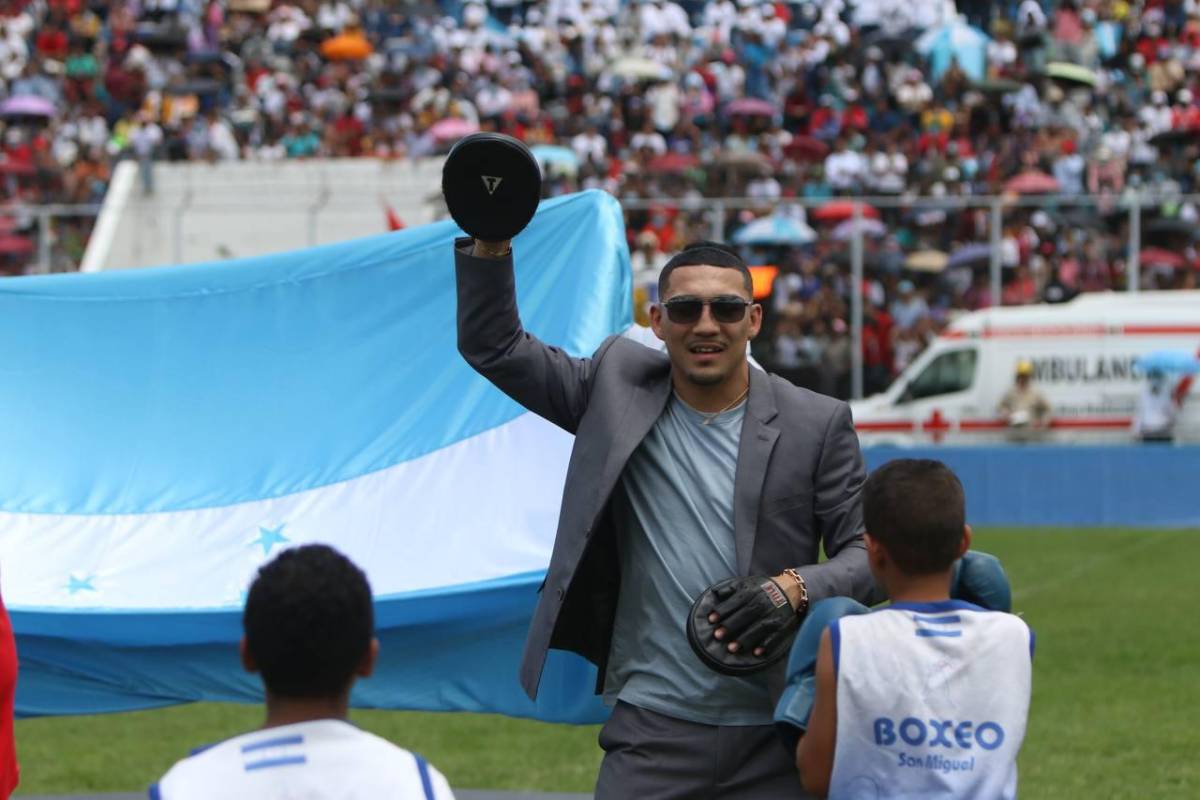 ¡Un show “peleando” con niños! Así fue captado el boxeador Teófimo López en su presencia en los desfiles de Honduras