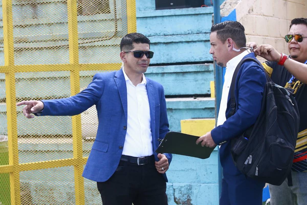 Hermosa periodista se luce, aficionada de Génesis enamoró y el gesto de la Policía