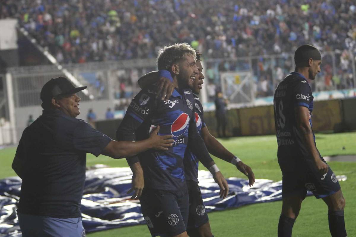 ¿Quién era la chica de rojo? La sangre se hizo presente en la cancha, las preciosas chicas de Motagua y ¿quién comía tajaditas?