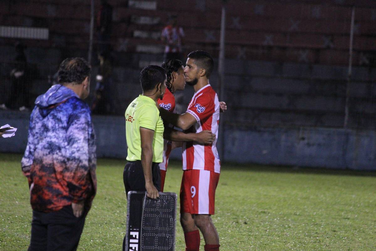 Debut amargo: Así fue el estreno del volante mexicano Carlos Gullit Peña con los colores del Vida