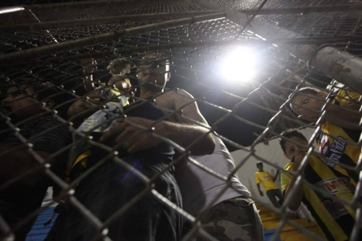 Zafarrancho entre barra del Real España y policía en el Morazán