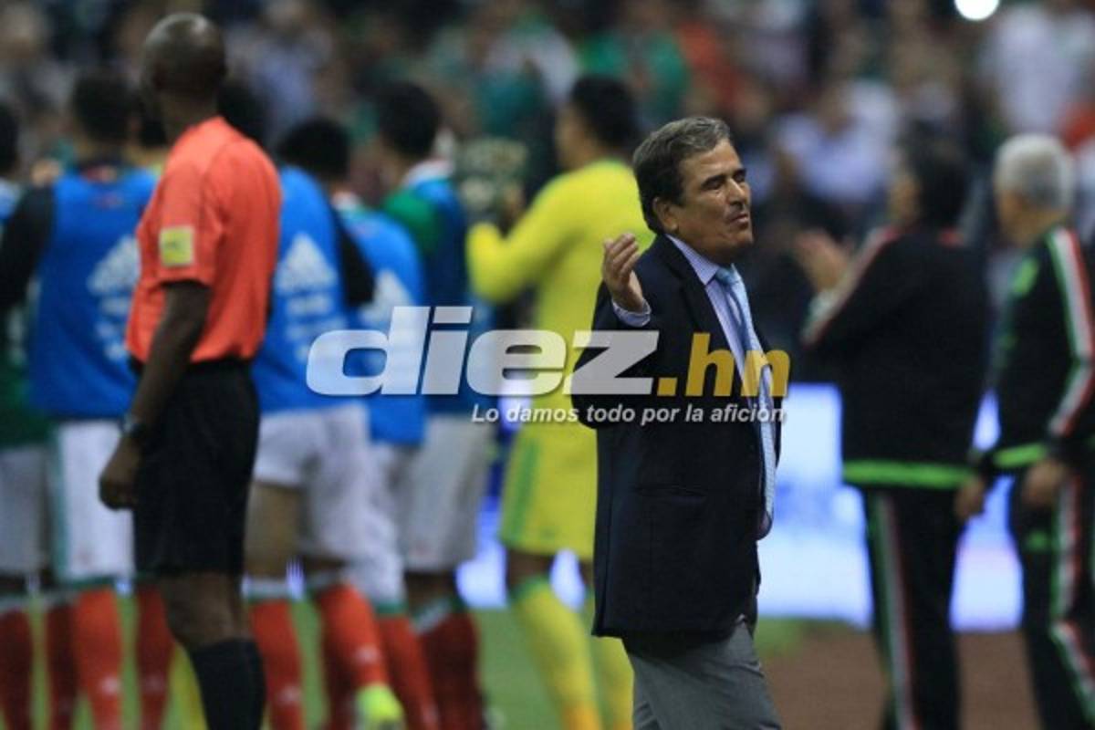 Mientras unos jugadores de Honduras sufrían, otro cambiaba camisa