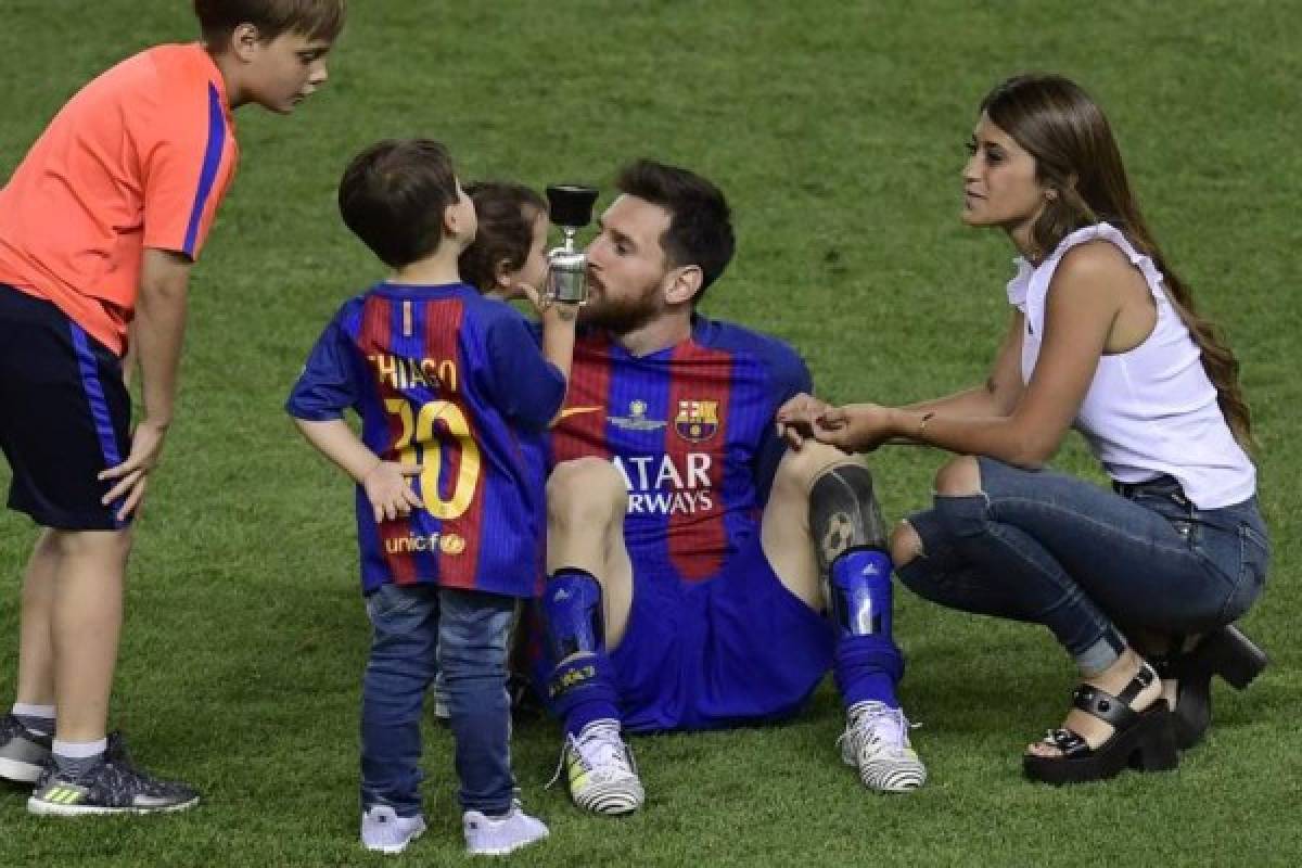 Barcelona's Argentinian forward Lionel Messi (C) looks at his sons past his wife Antonella Roccuzzo (R) at the end of the Spanish Copa del Rey (King's Cup) final football match FC Barcelona vs Deportivo Alaves at the Vicente Calderon stadium in Madrid on May 27, 2017.Barcelona won 3-1. / AFP PHOTO / JAVIER SORIANO