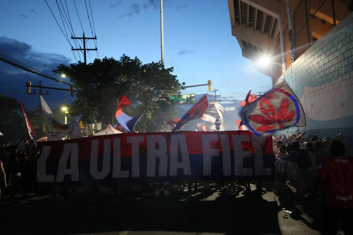 La bella barbie en el Nacional, el show de la Ultra Fiel y se burlan del Motagua en la previa del Olimpia-Cartaginés