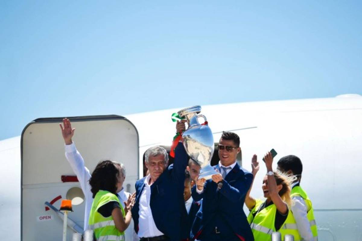 Impresionante recibimiento a Portugal tras arribar a casa con la Eurocopa en mano