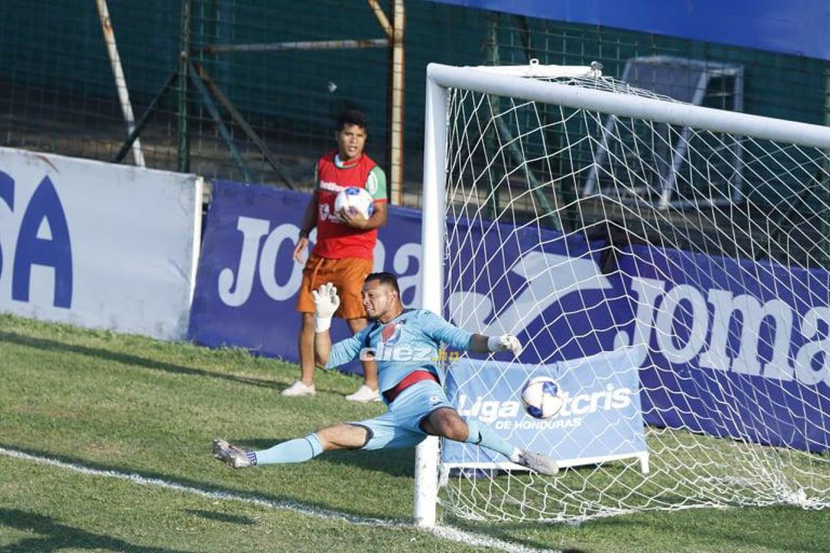 El Yankel Rosenthal se calentó por la goleada: Keosseián se enfrenta con aficionados que también arremeten contra el portero Denovan Torres