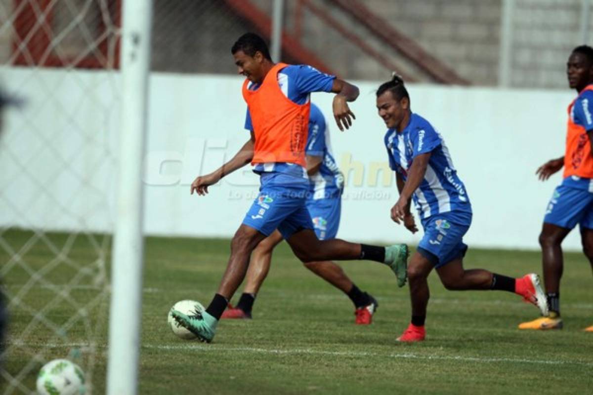 CURIOSAS: El abrazo de Carlo Costly y los que están atrás de Donis Escober