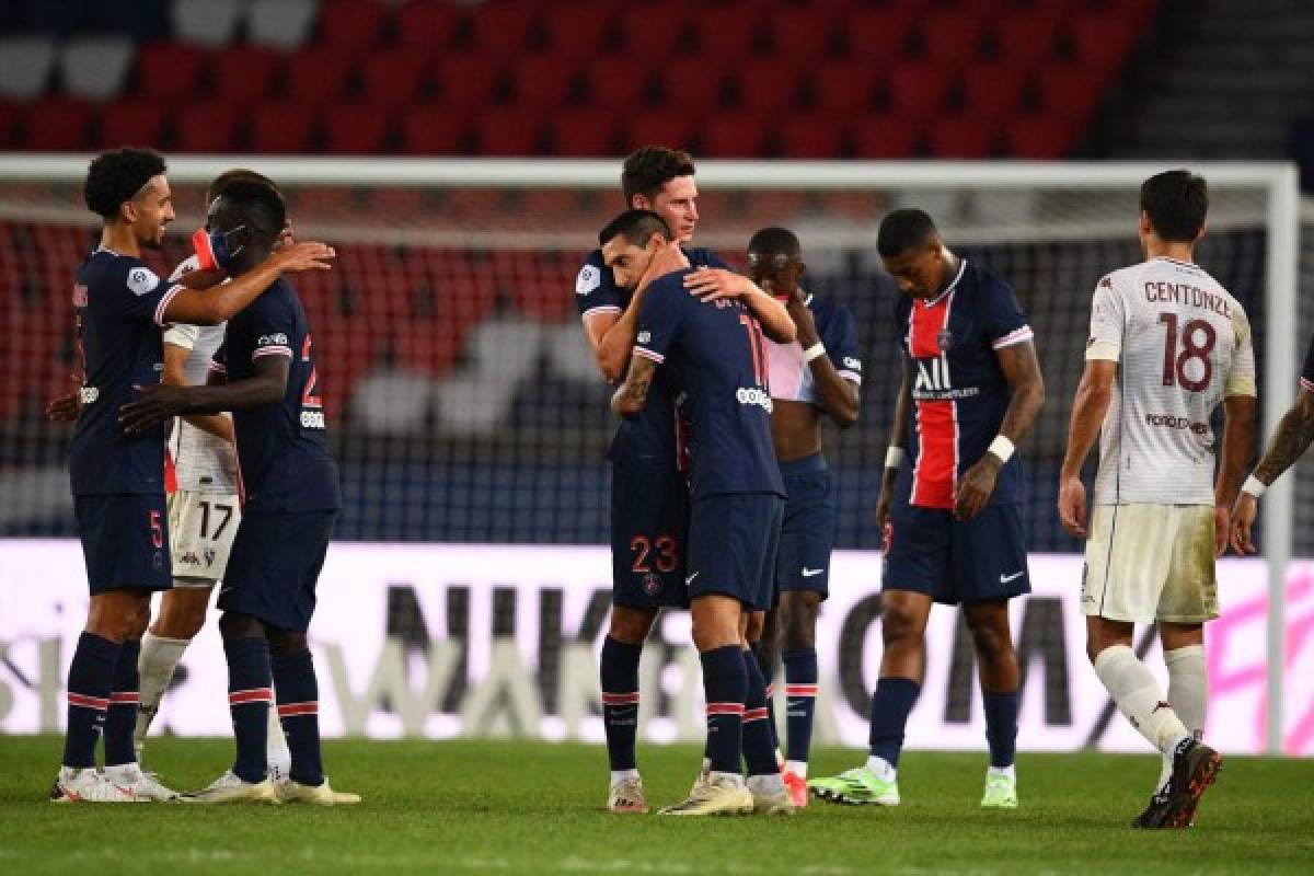 Paris Saint-Germain's German midfielder Julian Draxler (C) and Paris Saint-Germain's Argentine midfielder Angel Di Maria celebrate at the end of the French Ligue 1 football match between Paris Saint-Germain (PSG) and Metz, at the Parc des Princes stadium in Paris, on September 16, 2020. (Photo by FRANCK FIFE / AFP)