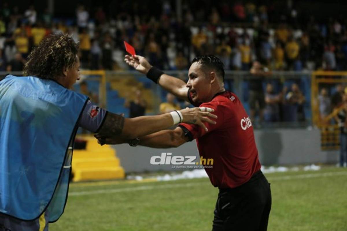 CURIOSAS: Policías en la cancha, pancarta y la acción de recogebalones