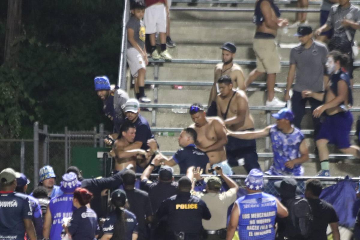 ¡Batalla campal entre aficionados del Motagua en amistoso en USA! La razón de los golpes y la policía intervino