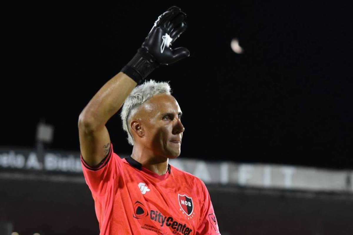 Keylor Navas se lució en su debut con Newell’s en Argentina: recibió premio y espectacular postal con la afición