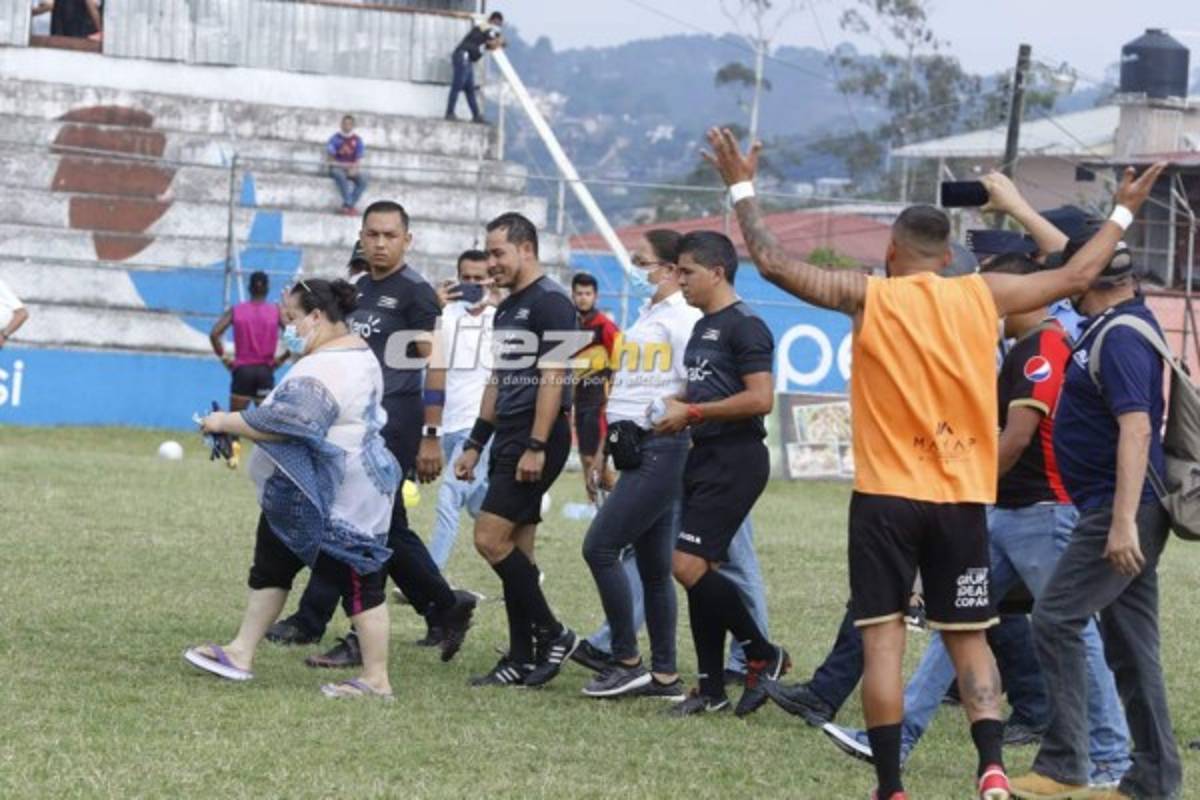 Aficionados irrumpieron en el estadio Sergio Reyes y ocasionaron retraso en el arranque del Savio-Génesis