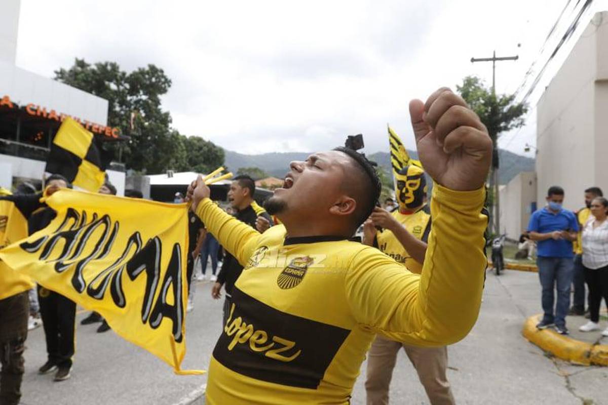 No lo viste en TV: La inesperada fotógrafa esposa de futbolista, la felicidad de Real España y Motagua; Pablo Lavallén sufrió desde el palco