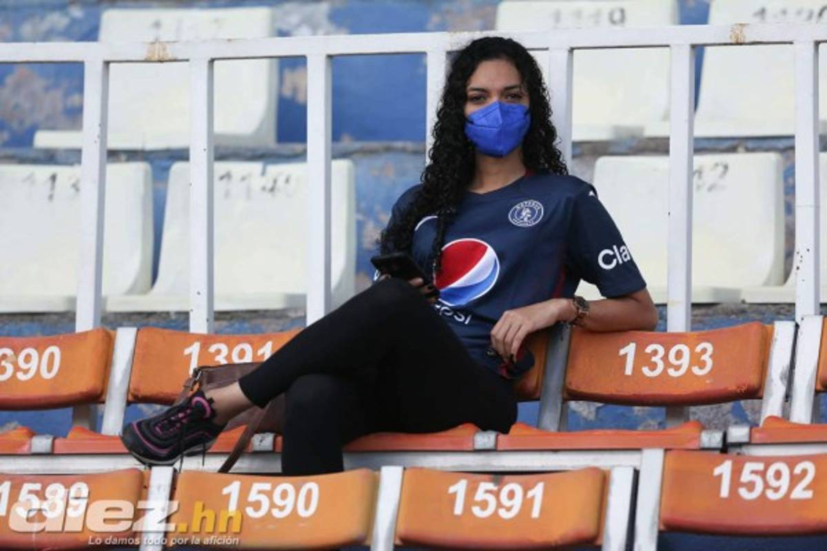Las hermosas mujeres y el ambiente del clásico Motagua-Olimpia en el estadio Nacional