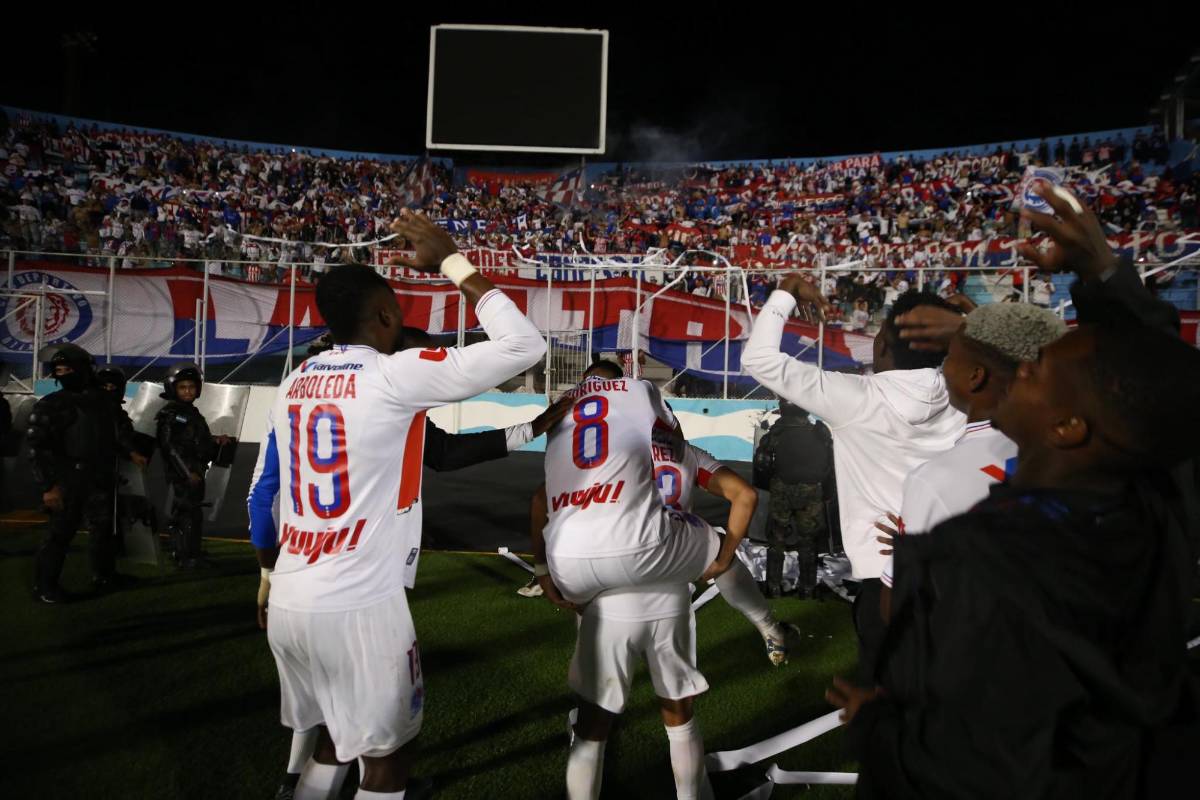 FOTOS: El que se robó el show en el festejo de Olimpia, el beso de Beckeles, legionarios presentes e invasión de cancha