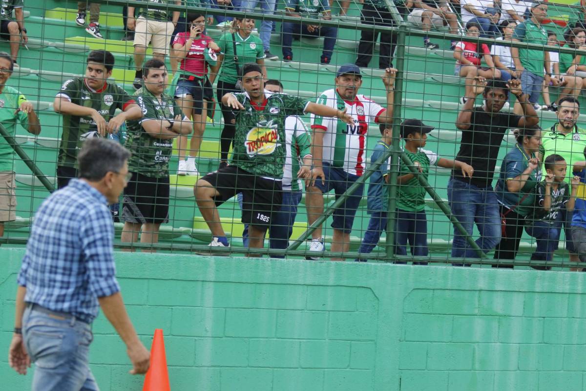 Tremendo diluvio en el Nacional, enfado de los aficionados de Marathón, jugador en muletas, bellas chicas y DT en aprietos