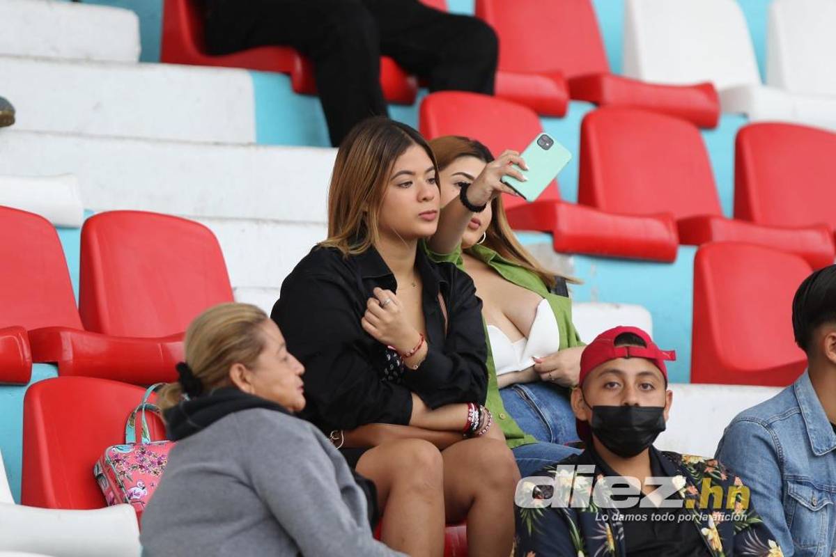 Lo que no viste en TV: El tierno abrazo de Troglio con unos niños, bellas chicas y Diego Vázquez en la doble cartelera en el Nacional