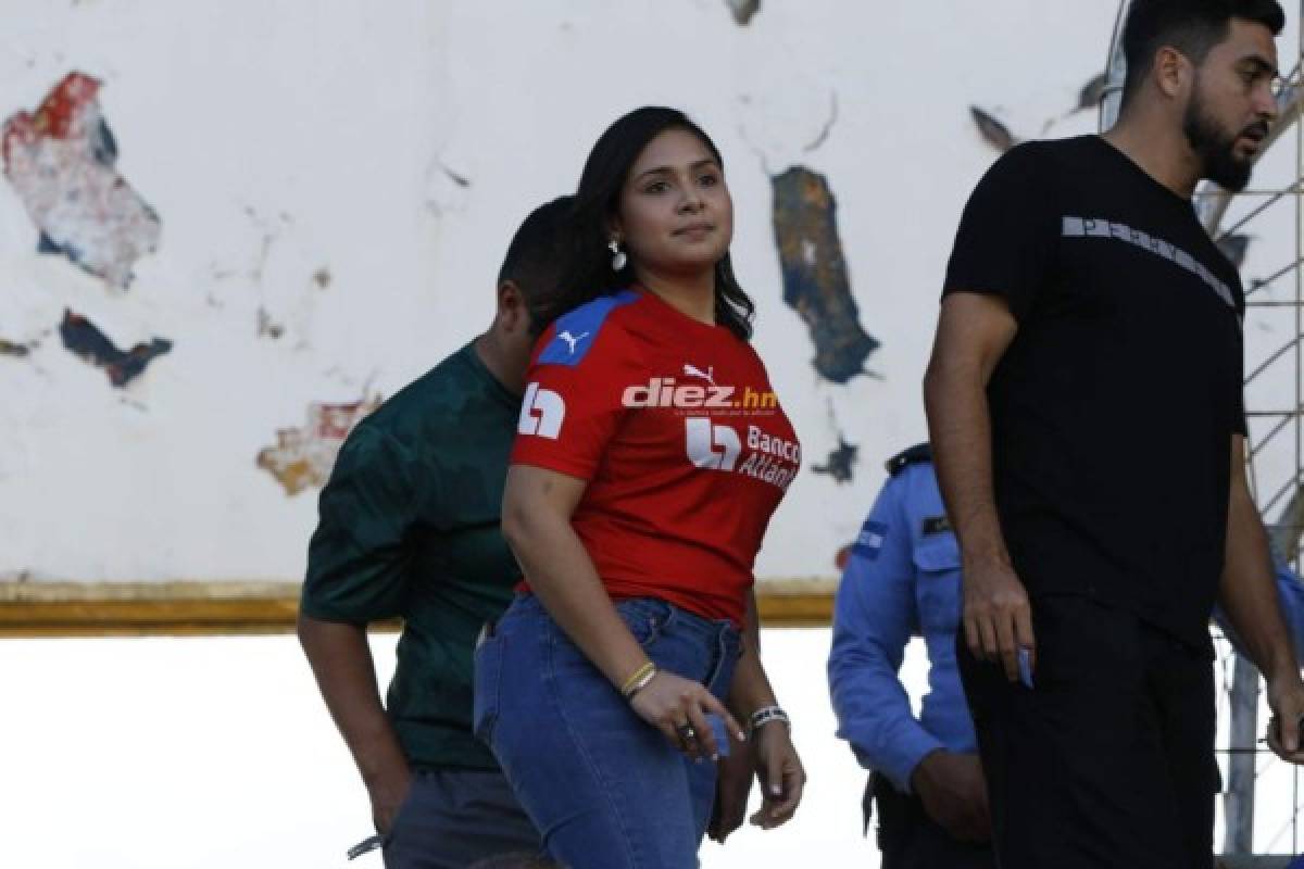 ¡Qué lindo clásico! Cecilia Landa, novia de Deiby Flores, acapara las miradas en el Olímpico