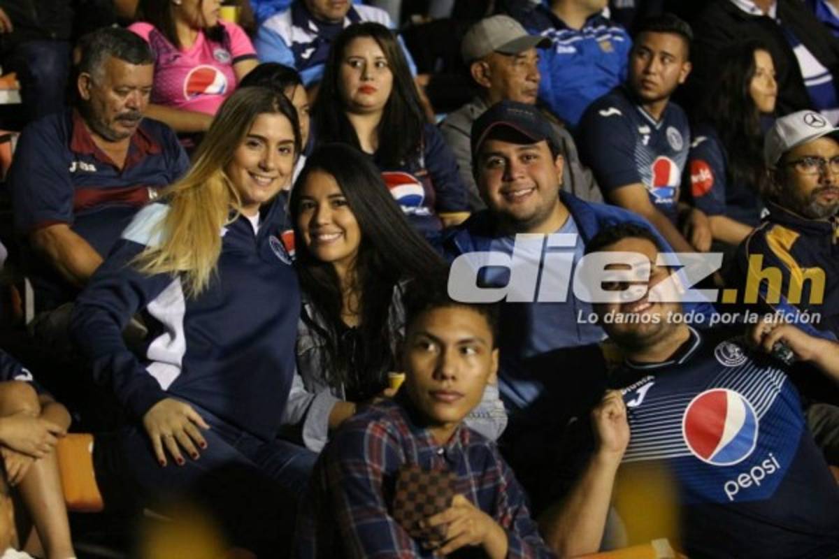 ¡Deslumbran! Las bellas hinchas del Motagua se roban la miradas en el estadio Nacional